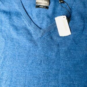 Neiman Marcus Modern Fit V-Neck Sweater NWT (Flaws)